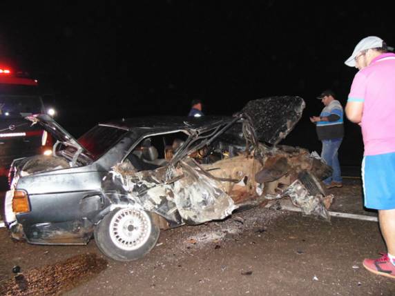 Vítima estava em carro que bateu em uma carreta. Colisão deixou um ferido