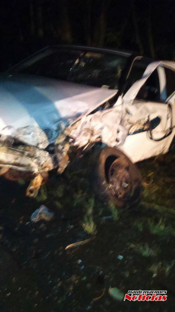 Acidente envolveu um automóvel e uma carreta