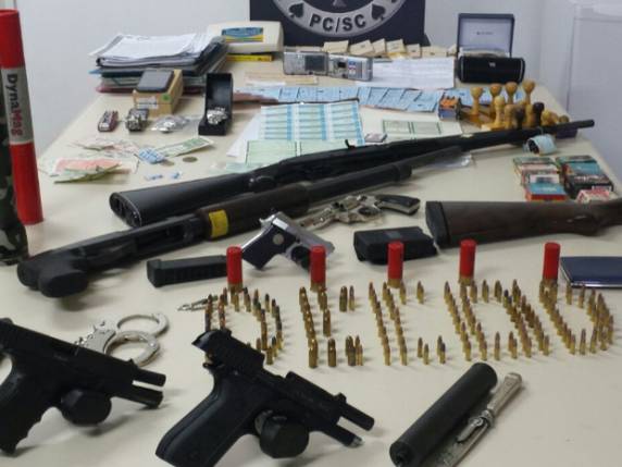 Homem foi preso com outras duas 

pessoas na sexta-feira (21), na capital
