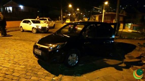 O carro foi utilizado em um assalto na semana passada no bairro São José, onde foi roubada uma Toyota Hilux