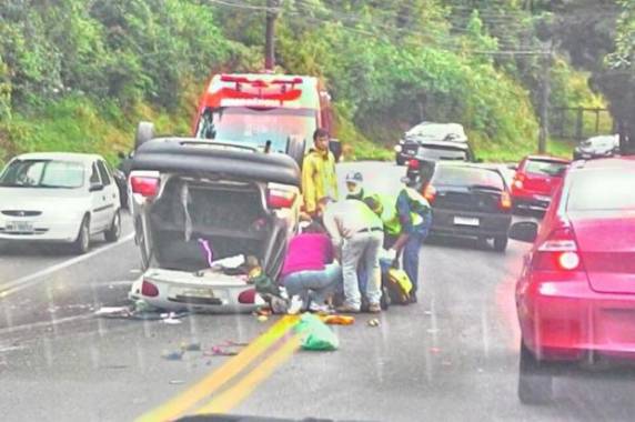 As quatro pessoas que estavam dentro do carro foram levadas para o hospital