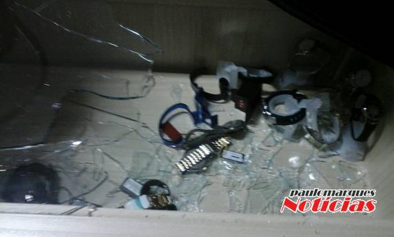 A porta de vidro da loja foi quebrada na ação 

criminosa