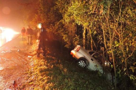 Dois carros bateram de frente no limite entre Blumenau e Gaspar