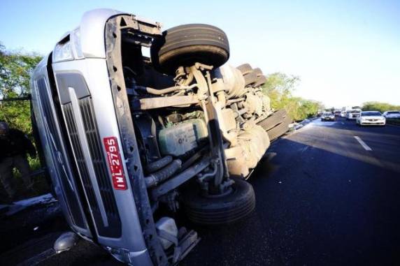 Acidente, 

que deixou motorista ferido, ocorreu no km 427