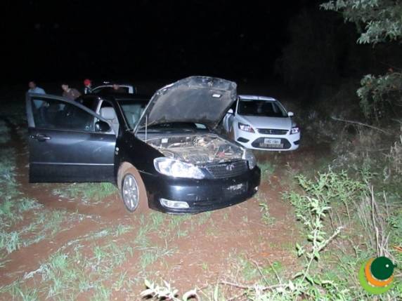 Foi necessária a utilização de um trator de um agricultor para retirar os carros da lavoura