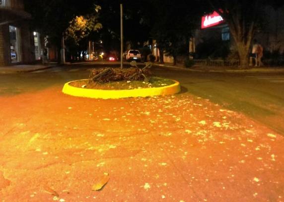 Carro atinge rótula gera dano e motorista foge no centro de Horizontina