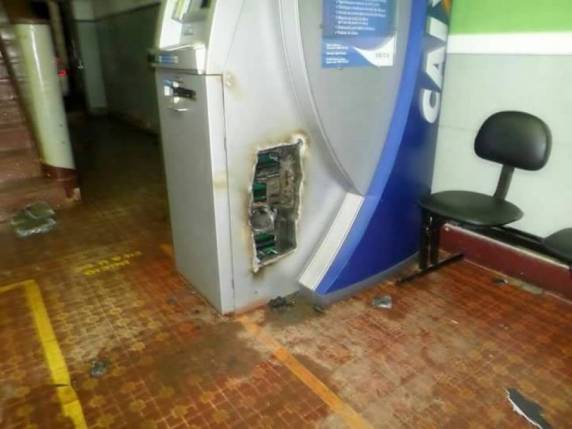 Vigilante foi rendido pelos criminosos. Automóvel da Administração Municipal também foi levado