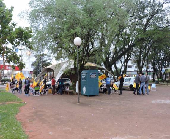 Professores e familiares de militares protestam em Santa Rosa