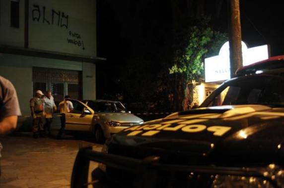 Um dos criminosos também foi baleado 

e morreu
