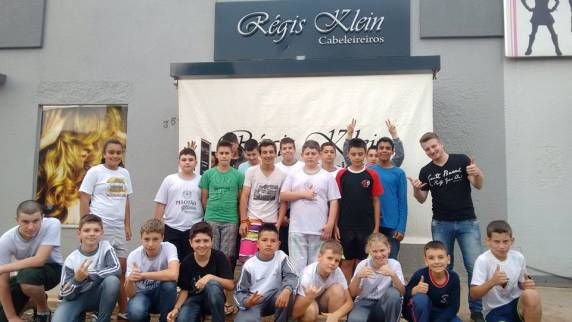 Cabeleireiro Régis Klein cortou o cabelo de 24 alunos