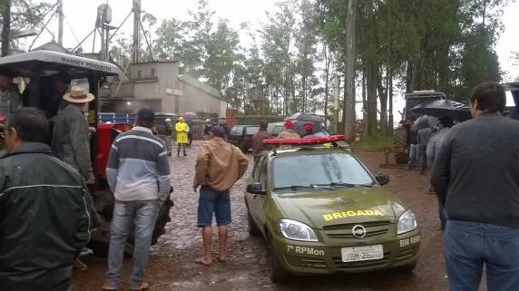 Agricultores impedem carregamento de produtos em caminhões