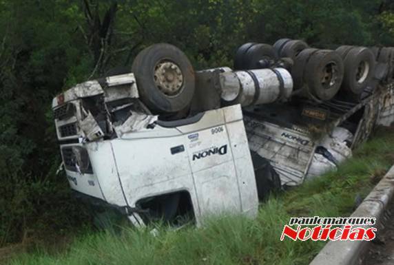 Acidente envolveu duas carretas e um automóvel