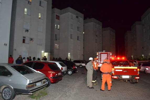 Três veículos dos bombeiros foram ao local, mas quando chegaram, as chamas já tinham sido contidas