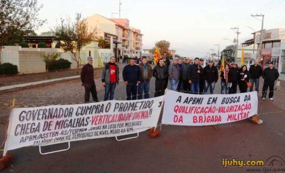 Servidores estaduais bloqueiam quartel da BM e garagem da empresa de ônibus do município