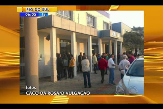 Segundo polícia, 9 homens armados e 

encapuzados participaram da ação