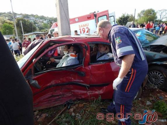 Abalroamento lateral entre Tempra e Celta necessitou da ação dos bombeiros para retirar vítimas das ferragens