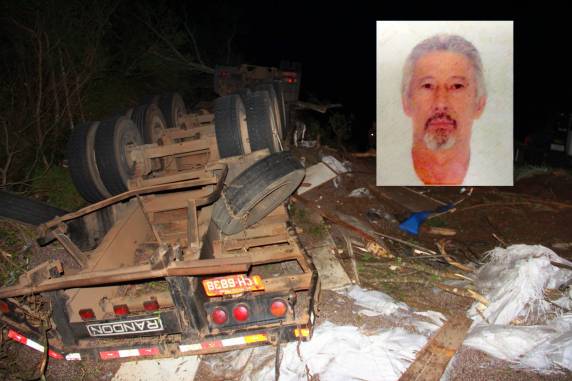 A carreta que ele dirigia, com placas de São Luiz Gonzaga, tombou sobre a rodovia, bateu em 

uma árvore e capotou