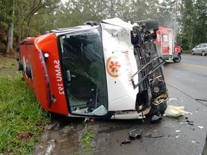 Carro rodopiou em curva e bateu com a lateral na viatura, com 3 pessoas