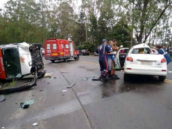 Carro rodopiou em curva e bateu com a lateral na viatura, com 3 pessoas
