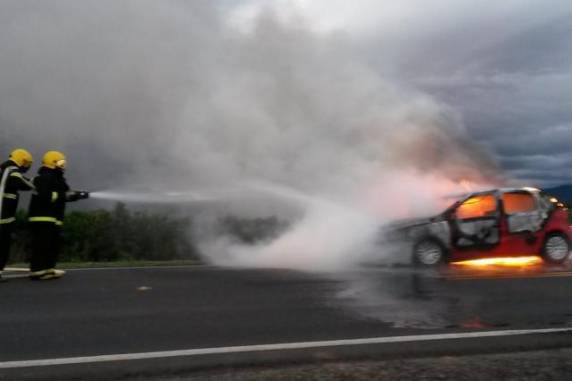 Motorista, de 74 anos, andava a 60 km/h em segunda marcha quando o Gol pegou fogo na RSC-287, em Novo 

Cabrais