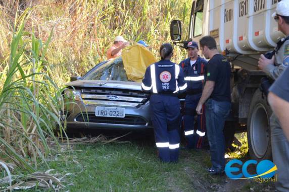 Veículo foi esmagado por um caminhão
