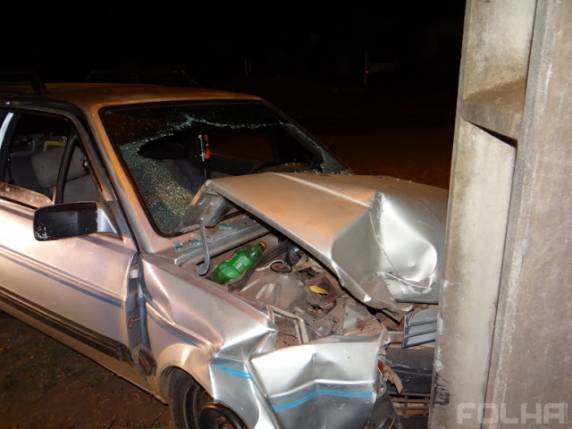 Após ser atingido 

pelos tiros, motorista perdeu o controle do veículo e bateu em um poste, no bairro Navegantes