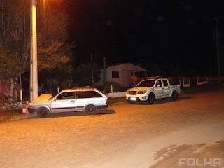 Após ser atingido 

pelos tiros, motorista perdeu o controle do veículo e bateu em um poste, no bairro Navegantes