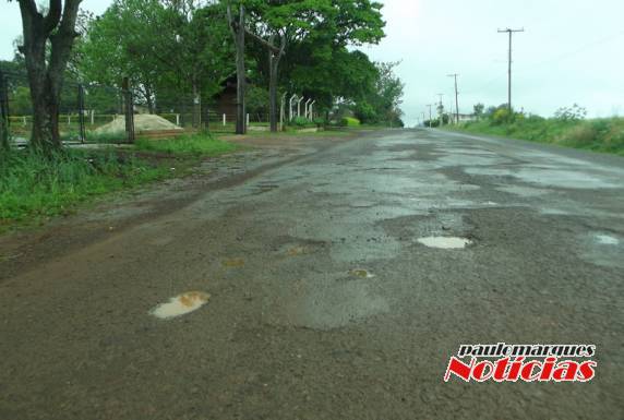 Buracos se formam seguidamente na via