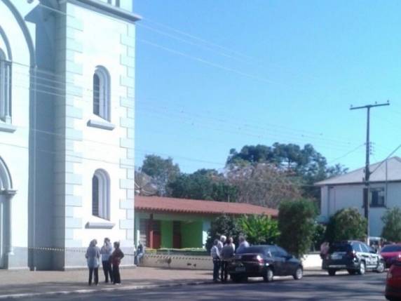 Homem atirou na 

mulher e no pároco dentro de igreja em Tapera, em maio