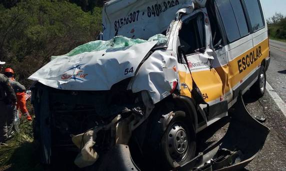 Condutor do carro onde 

estavam as vítimas foi hospitalizado em estado grave. Outras duas pessoas ficaram feridas