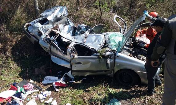 Condutor do carro onde 

estavam as vítimas foi hospitalizado em estado grave. Outras duas pessoas ficaram feridas