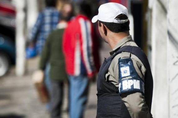 Tropa com 20.542 policiais militares representa déficit de quase metade do previsto em lei. Número 

atual de brigadianos só é maior do que em 1982, quando havia 20,2 mil PMs nas ruas e a população do RS era 42% menor