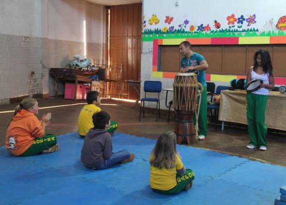 Em torno de 50 

crianças e adolescentes participam da oficina 