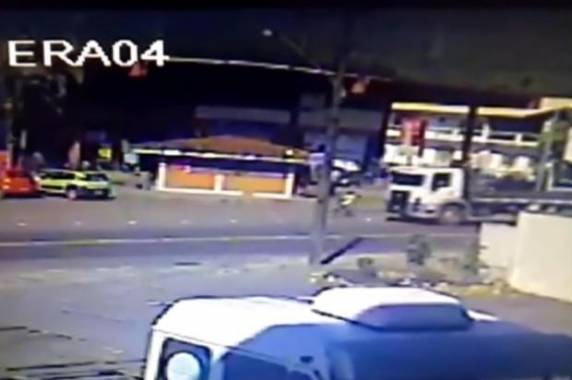 Garoto andava de bicicleta pelo acostamento da avenida Paraná quando foi 

atingido