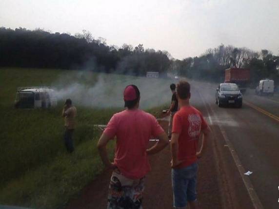 Kombi foi tirada da rodovia por temor de explosão