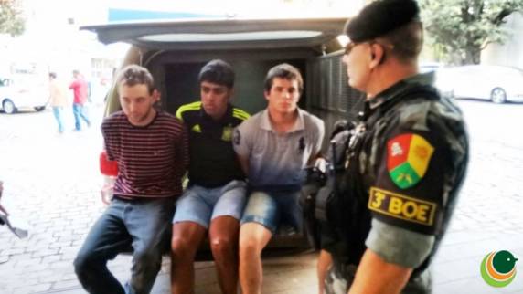 Os policiais também apreenderam diversas máquinas usadas para o desmanche dos veículos