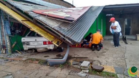 Os feridos foram socorridos 

pelas ambulâncias da SAMU, Bombeiros e EGR