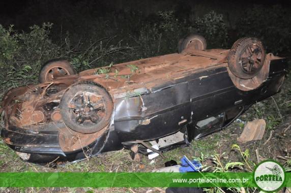 Veículo ficou com as rodas viradas para cima