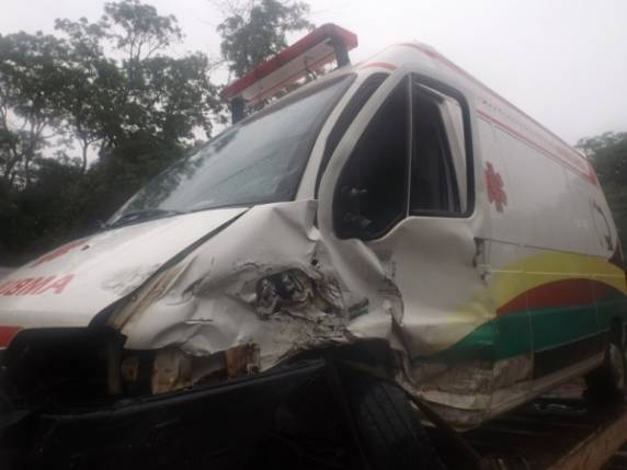 Ocupantes do carro foram levados ao hospital