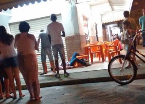 le estava sentado à mesa tomando uma cerveja quando foi alvejado