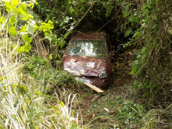 Condutor perdeu o controle do veículo e desceu barranco de mais de 7 metros