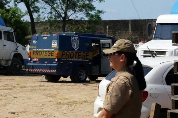 Bandidos fugiram levando dinheiro, armas e coletes balísticos do vigilantes