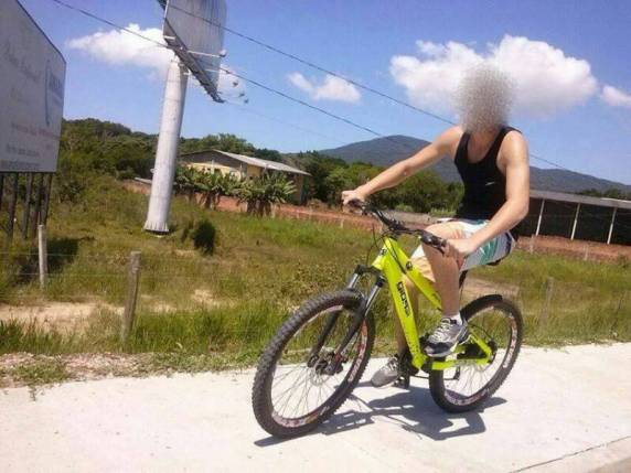Eles foram obrigados a entregar as bicicletas e outros pertences