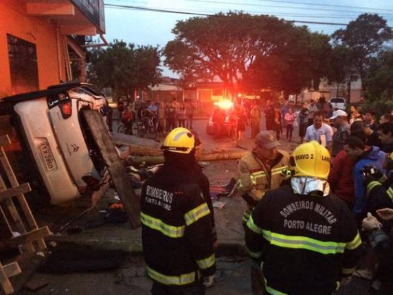O veículo também derrubou as grades de 

proteção de uma padaria