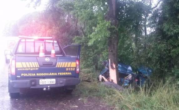 Colisão contra árvore após saída de pista ocorreu por volta das 9h no km 128 da rodovia