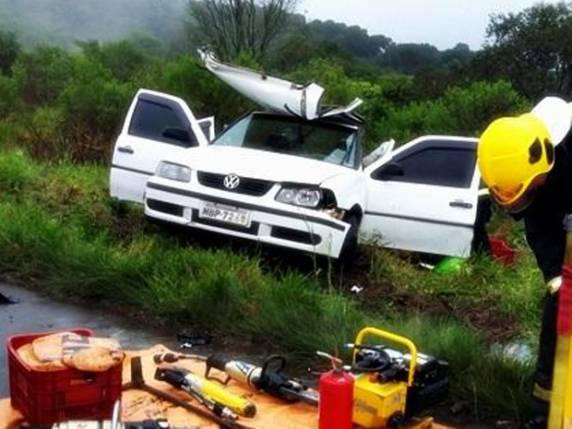 Vítimas seriam avó e netos e viajavam sem cinto, segundo 

bombeiros