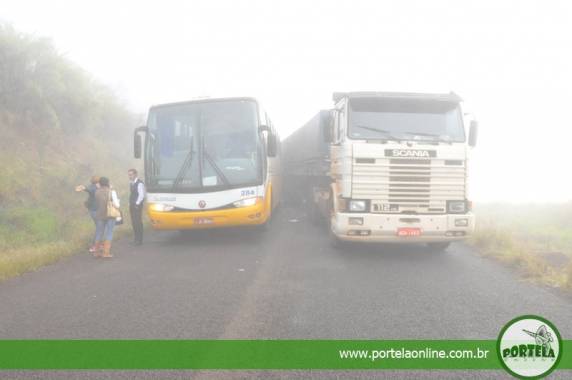 Ônibus realizava o embarque e desembarque de passageiros quando foi atingido