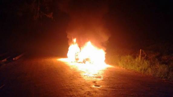 O veículo foi incendiado em Camboriú
