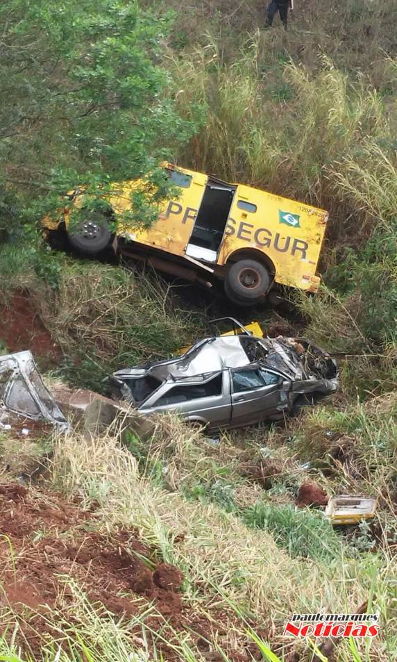 Caminhoneta e carro forte colidiram com violência