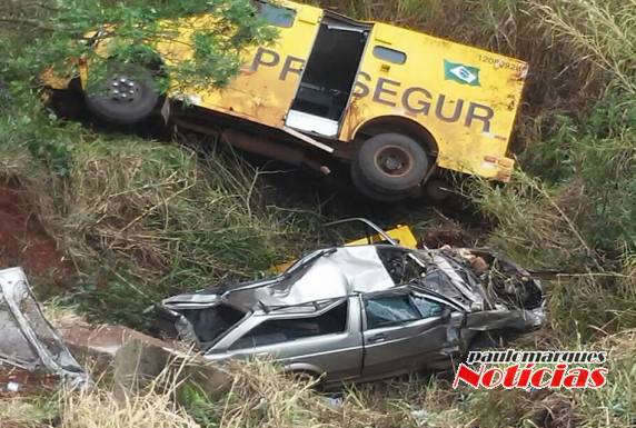 Caminhoneta e carro forte colidiram com violência